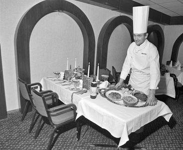 884022 Interieur van het Holiday Inn Hotel (Jaarbeursplein 24) te Utrecht: een kok bij het VVV-kerstmenu in het restaurant.